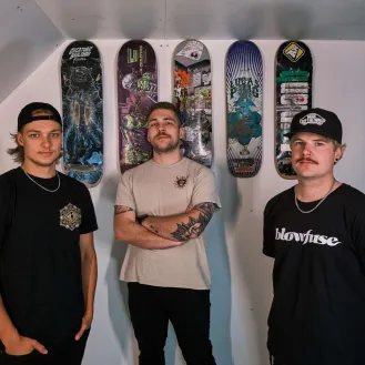 El trío suizo de punk rock Must Be Wrong lanza su nuevo sencillo “Sunday Bloody Sunday”