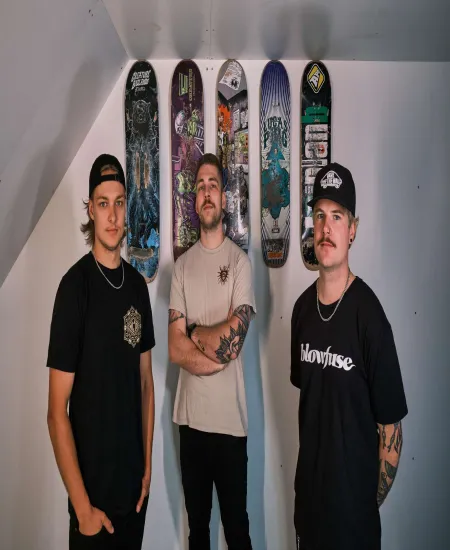 El trío suizo de punk rock Must Be Wrong lanza su nuevo sencillo “Sunday Bloody Sunday”