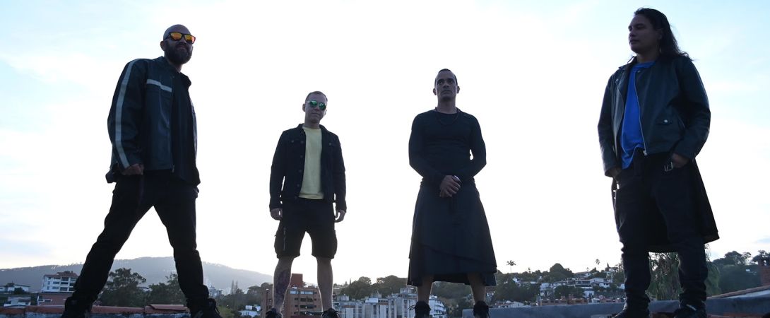 Nueve Noventa explica la ley universal del karma con “Bruja”