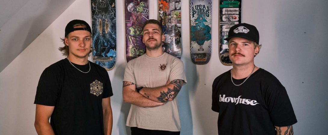 El trío suizo de punk rock Must Be Wrong lanza su nuevo sencillo “Sunday Bloody Sunday”